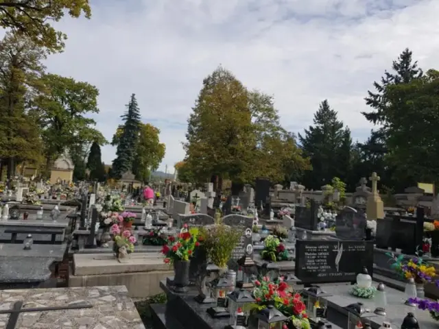 Cmentarz w Nowym Sączu, pełen nagrobków i kwiatów. Grobonet Nowy Sącz ułatwia odnalezienie informacji o pochowanych.