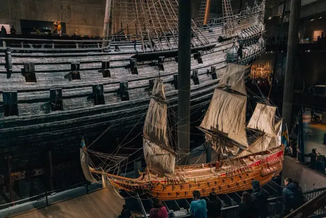 W Muzeum Vasa w Sztokholmie podziwiać można imponujący, zachowany okręt wojenny z XVII wieku.