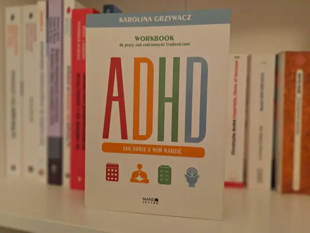 Książka "ADHD. Jak sobie z nim radzić" Karoliny Grzywacz, workbook do pracy nad codziennymi trudnościami. Na okładce kolorowe litery ADHD i ikony symbolizujące organizację, spokój, zadania i umysł.