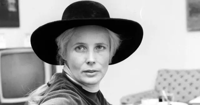 Agnieszka Osiecka w kapeluszu, inspiracja dla wielu jej niezapomnianych utworów.