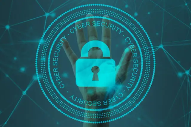 Dłoń z symbolem kłódki i napisem "CYBER SECURITY" w okręgu. To wizualizacja ochrony danych i prywatności w erze cyfrowej, podkreślająca znaczenie edr.
