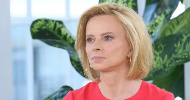 Jolanta Pieńkowska w czerwonej sukience, z blond włosami i kolczykami. Ile lat ma Jolanta Pieńkowska?
