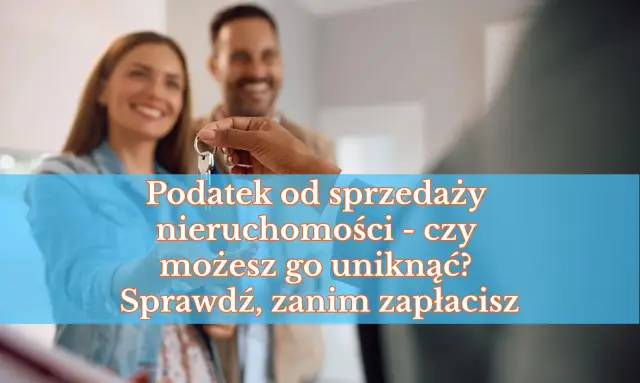Para kluczy przekazywana przez rękę. Napis: "Podatek od sprzedaży nieruchomości - czy możesz go uniknąć? Sprawdź, zanim zapłacisz". Dowiedz się, jak uniknąć podatku od sprzedaży nieruchomości przed upływem 5 lat.