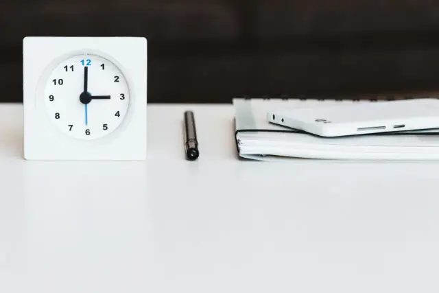 Zegar pokazuje 3:00. Czas na sprawdzenie, jak sprawdzić ile mam stażu pracy, notatnik i telefon czekają.