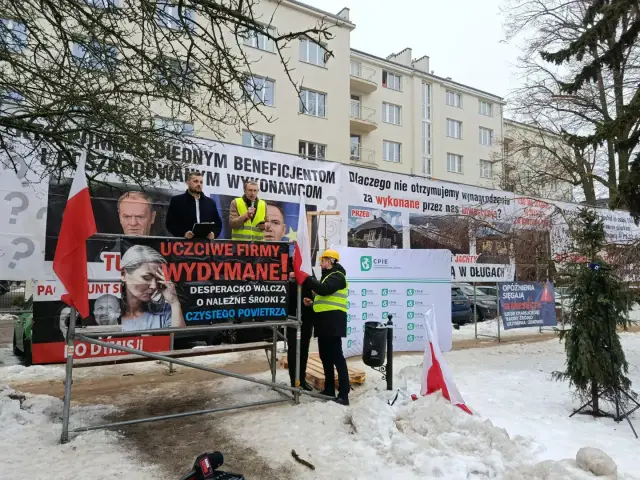 Protestujący domagają się wypłaty środków za wykonane prace, walcząc o czyste powietrze. Forum dyskusyjne o problemach wykonawców.