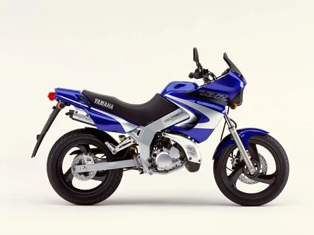 Niebieski motocykl Yamaha TDR 125 z napisem DELTABOX. Idealny do miasta, sprawdź yamaha tdr 125 dane techniczne.