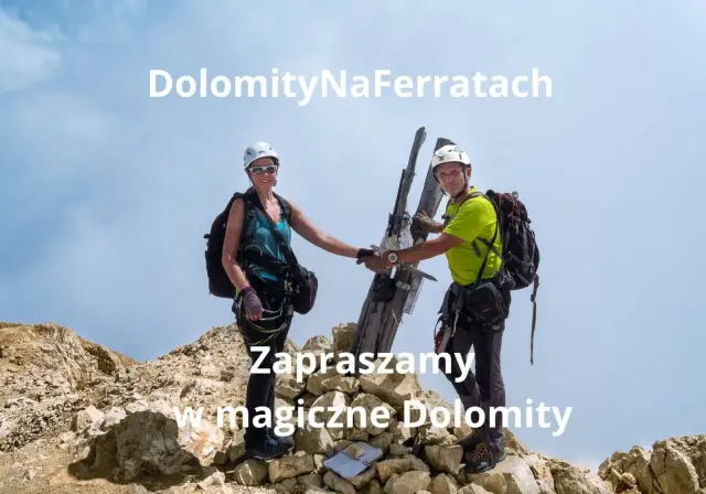 Dwaj alpiniści, gotowi na przygodę na ferracie w Dolomitach, pozdrawiają z górskiego szczytu.