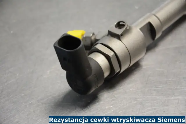 Część wtryskiwacza z widoczną cewką wtryskiwacza Siemens.