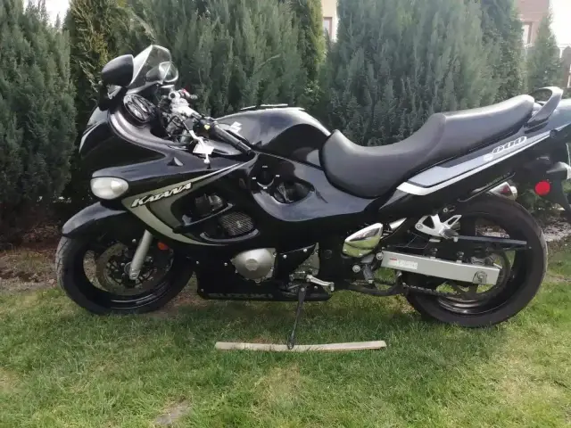 Czarny motocykl Suzuki GSX 600 F Katana na trawie. Idealny do sprawdzenia suzuki gsx 600 f dane techniczne przed zakupem.