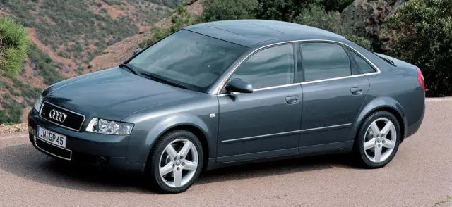 Szary Audi A4 B6 2.0 benzyna na tle górskiego krajobrazu.