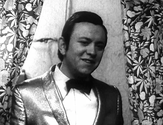 Zbigniew Buczkowski w błyszczącej marynarce, gotowy do kolejnych filmów, seriali i programów.