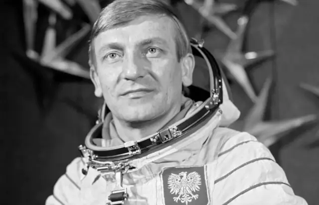 Portret Mirosława Hermaszewskiego, pierwszego Polaka w kosmosie, w skafandrze kosmicznym z godłem Polski.