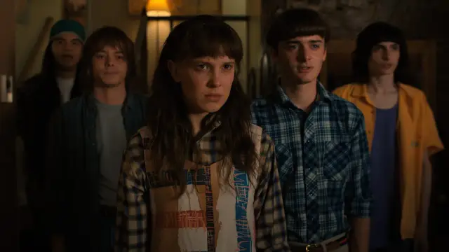 Grupa przyjaciół z Stranger Things 4, w tym Eleven, Will i Mike, wygląda na zaniepokojoną.