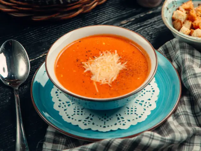 Aksamitna zupa pomidorowa z parmezanem. Czy zupa pomidorowa jest dobra na odchudzanie? Niskokaloryczna, sycąca i pyszna.