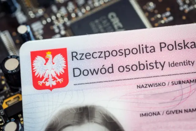 Dowód osobisty dla dziecka online – polski dokument tożsamości z orłem na tle karty elektronicznej.