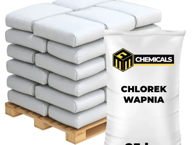 Duża torba z napisem "CHLOREK WAPNIA" obok stosu białych worków na palecie.
