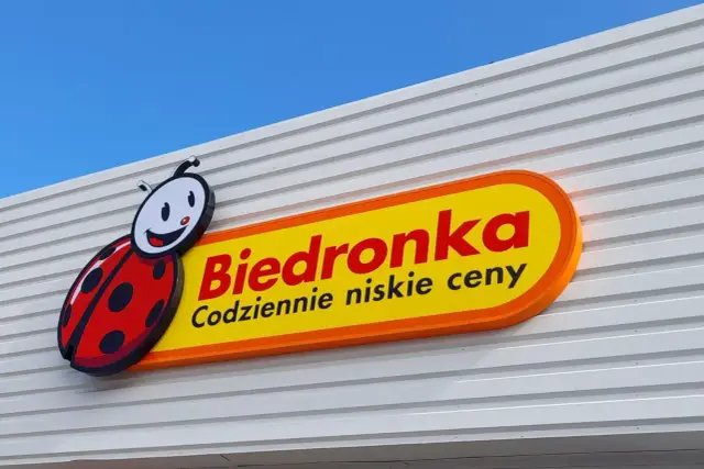 Logo Biedronki z hasłem "Codziennie niskie ceny". To pokazuje przyczyny wysokich miejsc marek własnych w rankingach marketów: jakość i cena.