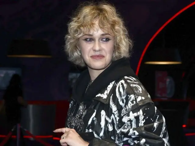 Katarzyna Englert na zdjęciach w skórzanej kurtce z białymi wzorami.