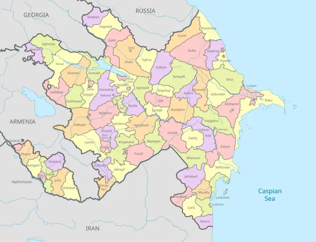 Mapa administracyjna Azerbejdżanu z zaznaczonymi regionami. Na zachodzie graniczy z Armenią, na północy z Gruzją i Rosją, a na południu z Iranem.