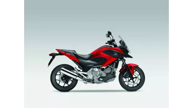 Czerwony motocykl Honda NC 700, idealny do miasta i na trasy. Sprawdź honda nc 700 dane techniczne.