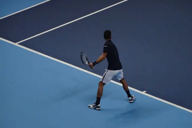 Tenisista w akcji, gotowy do uderzenia. Kluczowy moment, break point w tenisie.
