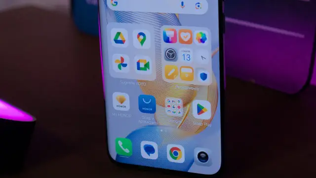 Ekran telefonu z ikonami aplikacji, w tym "My HONOR" i "Sklep z aplikacjami". To jest prawdziwy honor, nie chonor.