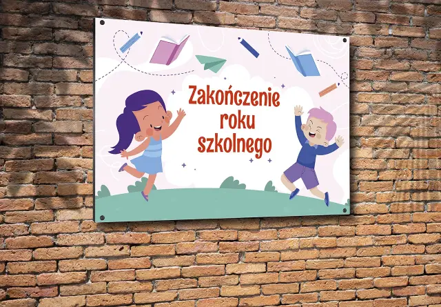 Radosne dzieci świętują zakończenie roku szkolnego. W tle książki, kredki i samoloty z papieru.