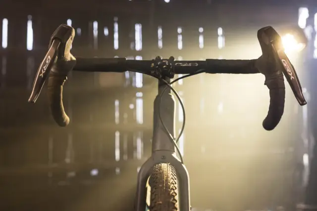 Kierownica roweru szosowego z manetkami Shimano GRX, gotowa na przygodę.