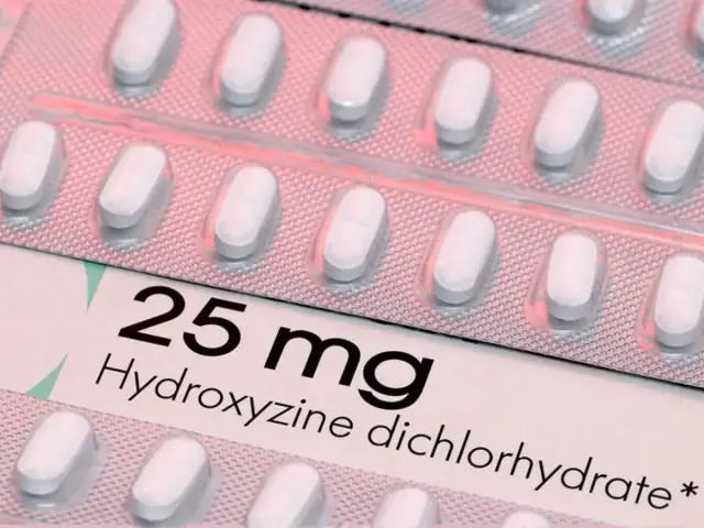 Opakowanie tabletek Hydroxyzine 25 mg. Lek ten, w przeciwieństwie do relanium, jest często stosowany na alergie.