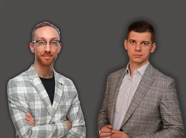 Dwóch mężczyzn w garniturach. Jeden w okularach, drugi z zapiętą marynarką. Ich wspólna roboczogodzina przynosi sukces.