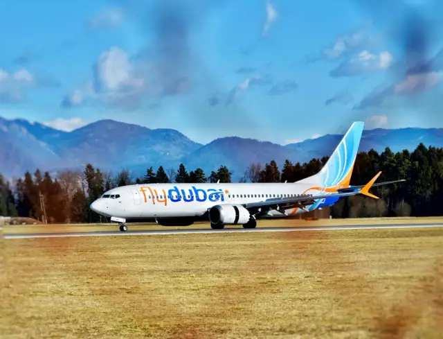 Samolot linii Flydubai na pasie startowym, gotowy do lotu. Marzysz o podróży? Sprawdź bilety lotnicze do Dubaju!