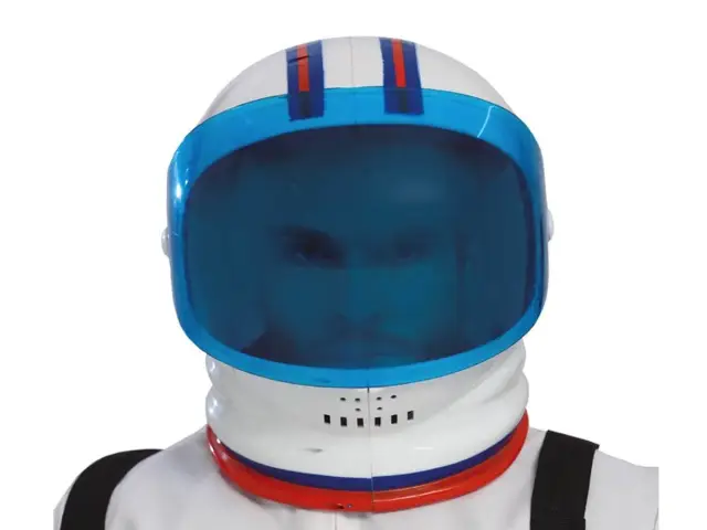 Biały hełm astronauty z niebieską szybką i czerwono-niebieskimi pasami. Idealny do zabawy w kosmos. Dowiedz się, jak zrobić hełm astronauty!