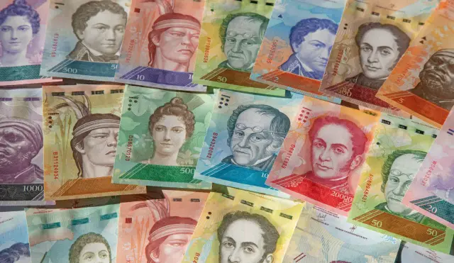 Wenezuelska waluta, banknoty z portretami znanych postaci i nominałami 10, 50, 100, 500, 1000, 20000.