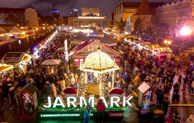 Tłumy ludzi na jarmarku Gdańsk 2025. Świąteczne iluminacje, stragany i choinki tworzą magiczną atmosferę.