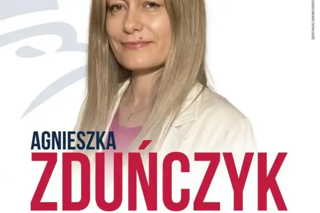 Agnieszka Zduńczyk, uśmiechnięta blondynka w jasnej marynarce, z dużym napisem jej nazwiska.