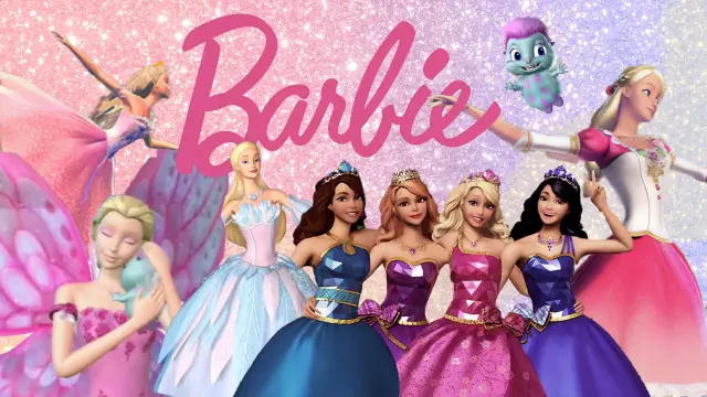 Barbie i jej przyjaciółki w balowych sukniach, jak z najlepszych **Barbie filmy**. W tle błyszczący napis "Barbie" i latająca wróżka.
