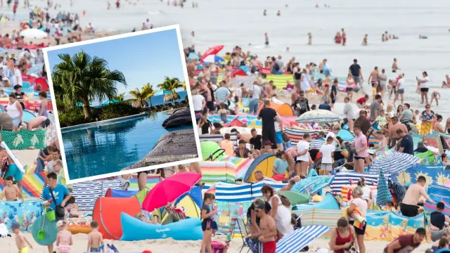 Tłum ludzi na plaży, w tle basen z palmami. Marzenie o all inclusive Polska morze.