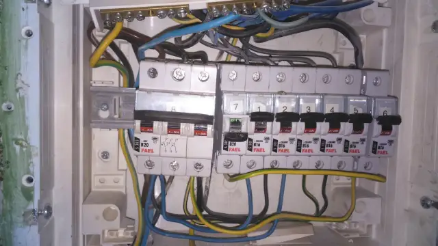 W skrzynce bezpieczników widać brak jednej fazy. Bezpieczniki są ok, ale instalacja wymaga uwagi.