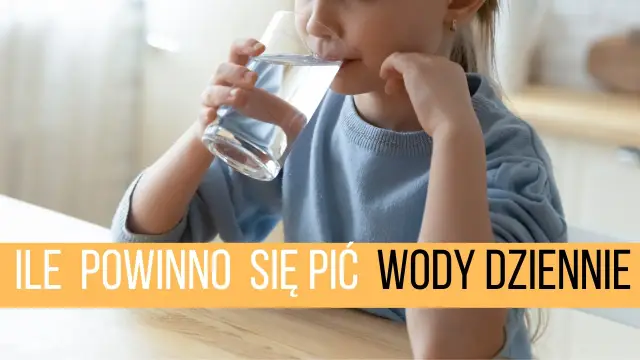 Dziecko pije wodę z szklanki. Dowiedz się, ile wody dziennie powinno się pić dla zdrowia.
