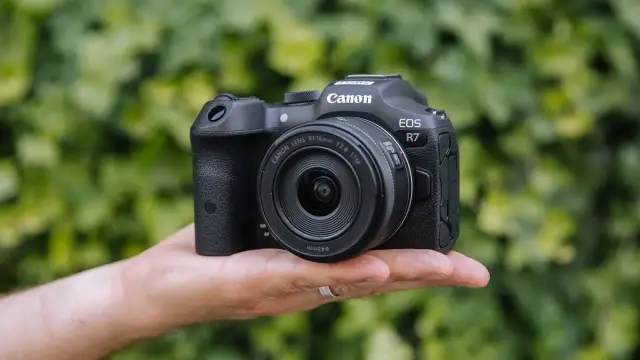 Canon R7 na dłoni, idealny do uchwycenia każdej chwili. Sprawdź jego atrakcyjną canon r7 cena.