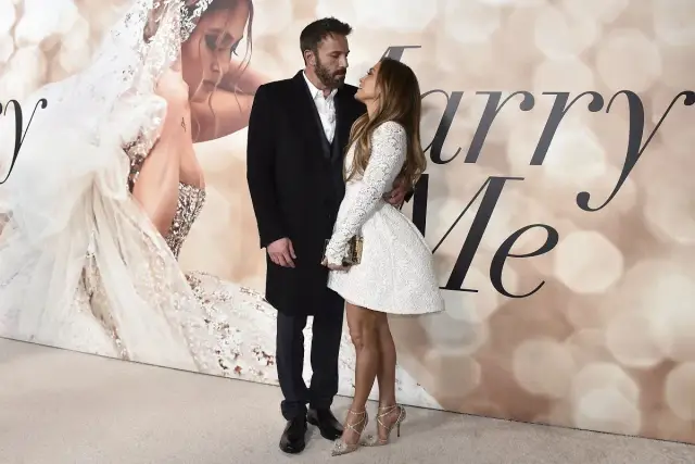 Jennifer Lopez i jej mąż Ben Affleck na premierze filmu "Marry Me".
