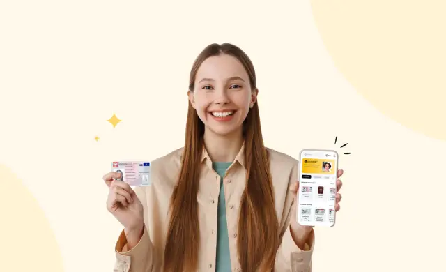 Uśmiechnięta dziewczyna trzyma dowód osobisty i telefon z aplikacją zdjęcie do dowodu.