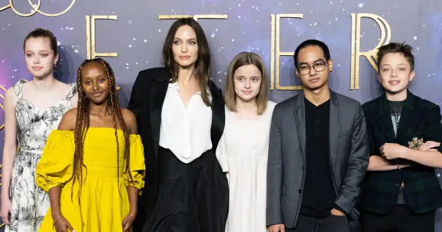 Angelina Jolie z dziećmi na premierze. Widać ją z córkami Vivienne, Zahara, Shiloh i synami Paxem i Maddoxem.