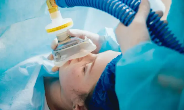 Pacjentka podłączona do respiratora. Zastanawiamy się, jak długo głupi jaś będzie działał.