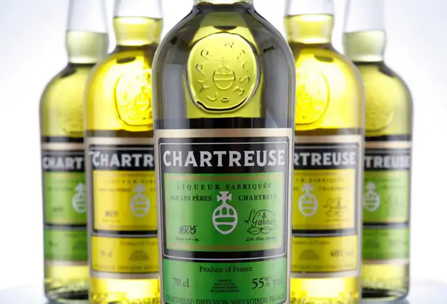 Butelki Chartreuse, likieru z 130 ziół. Tajemnica jego produkcji jest pilnie strzeżona.