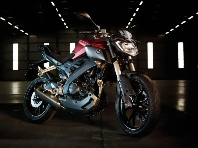 Yamaha MT-125 w kolorze czerwono-szarym, gotowy do jazdy z mocą V-max.