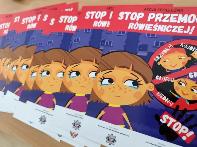 Plakaty z hasłem "STOP przemocy rówieśniczej" pokazują smutną dziewczynkę i złośliwe karykatury dzieci.