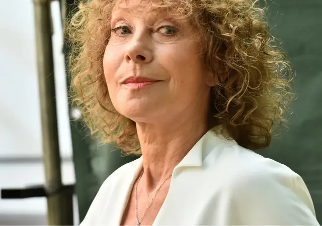 Portret kobiety z kręconymi włosami. Wiele osób zastanawia się, ile lat ma Alicja Majewska.