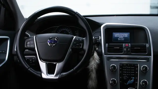Wnętrze Volvo z ekranem informującym o potrzebie aktualizacji map. Wymagana jest łączność z internetem do przeprowadzenia volvo aktualizacja map.