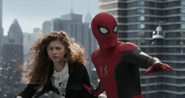 MJ i Spider-Man z obsady "Spider-Man: Bez drogi do domu" w akcji na tle miasta.